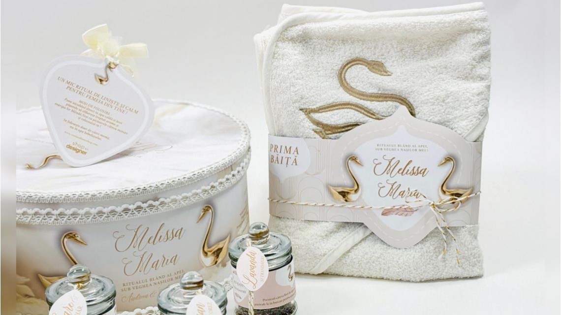 SET PRIMA BĂIȚĂ DUPĂ BOTEZ Ritualul blând al apei vegheat de nași Swan Feather 49